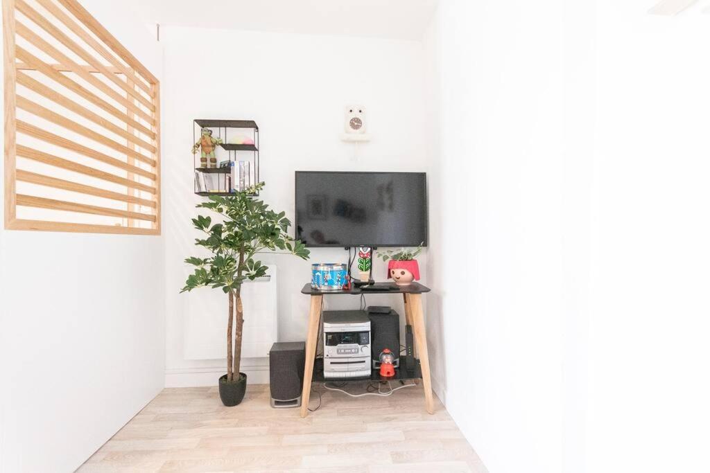 Appartement Souvenirs D'Enfance-La Bonne Marienne-La Madeleine à Angers Extérieur photo