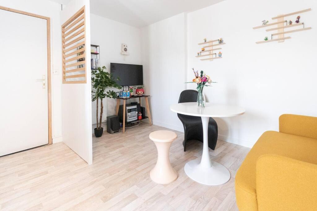 Appartement Souvenirs D'Enfance-La Bonne Marienne-La Madeleine à Angers Extérieur photo
